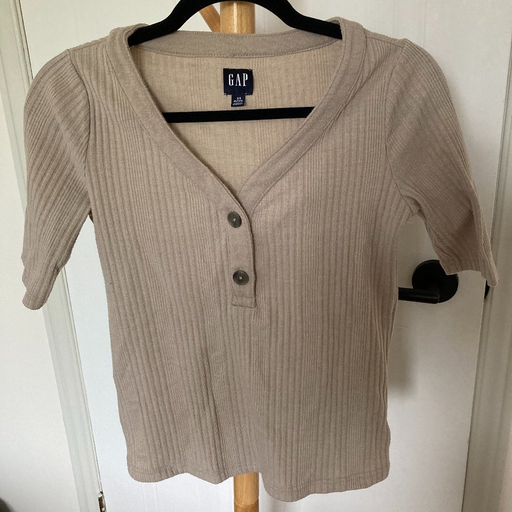 Gap beige top